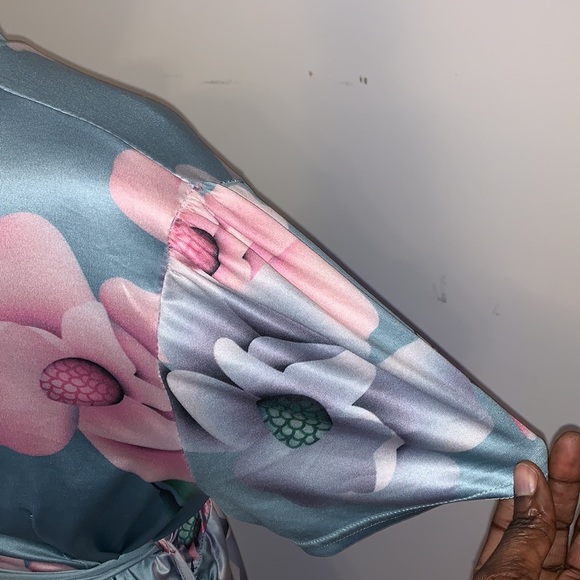 Flowery long dress with a short sleeve also have a belt - Picture 3 of 4